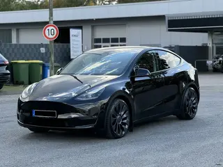 Elektrofahrzeug gutachten tesla model y schwarz frontansicht schraeg