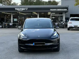 Elektrofahrzeug gutachten tesla model y schwarz frontansicht