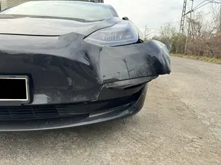 Schadensdetail tesla model 3 frontstossstange beschaedigt