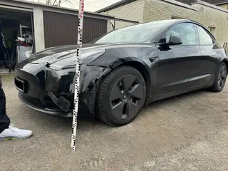 Schadensdokumentation tesla model 3 frontschaden messlatte