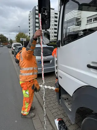Kfz sachverstaendiger vermessung lkw unfallstelle messlatte
