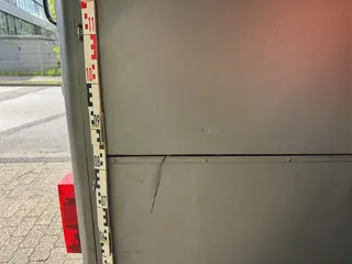 Schadensdokumentation anhaenger seitenwand riss messlatte