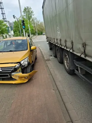 Unfallgutachten pkw frontschaden kollision lkw auflieger