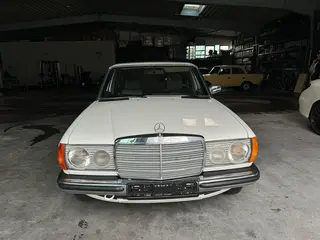 Oldtimer wertgutachten mercedes w123 230 weiss frontansicht
