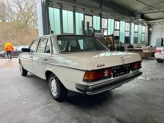 Oldtimer wertgutachten mercedes w123 230 weiss heckansicht links