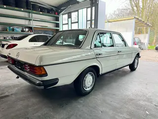Oldtimer wertgutachten mercedes w123 230 weiss heckansicht schraeg