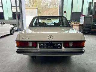 Oldtimer wertgutachten mercedes w123 230 weiss heckansicht