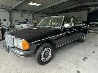 Oldtimer wertgutachten mercedes w123 schwarz frontansicht schraeg